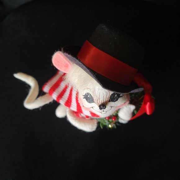 Annalee Yuletide Mouse w/ Top Hat, Scarf and Wreath 2006 - Picture 6 of 7
